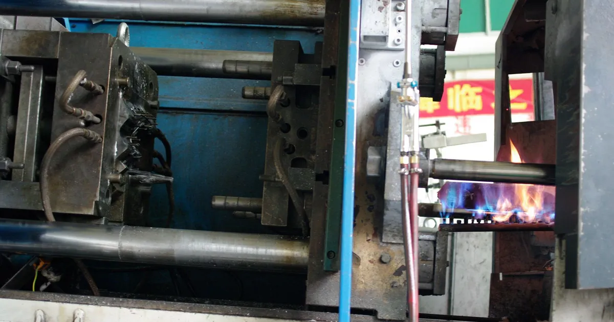 H11 vs H13 hot work dies: die casting dies mounted in a magnesium die casting machine